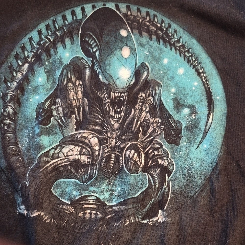 Loot Crate Alien Xenomorph Graphic Tee - Picture 3 of 3